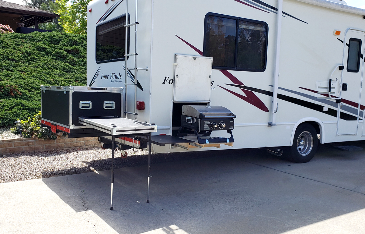 Flight case barbecue slide